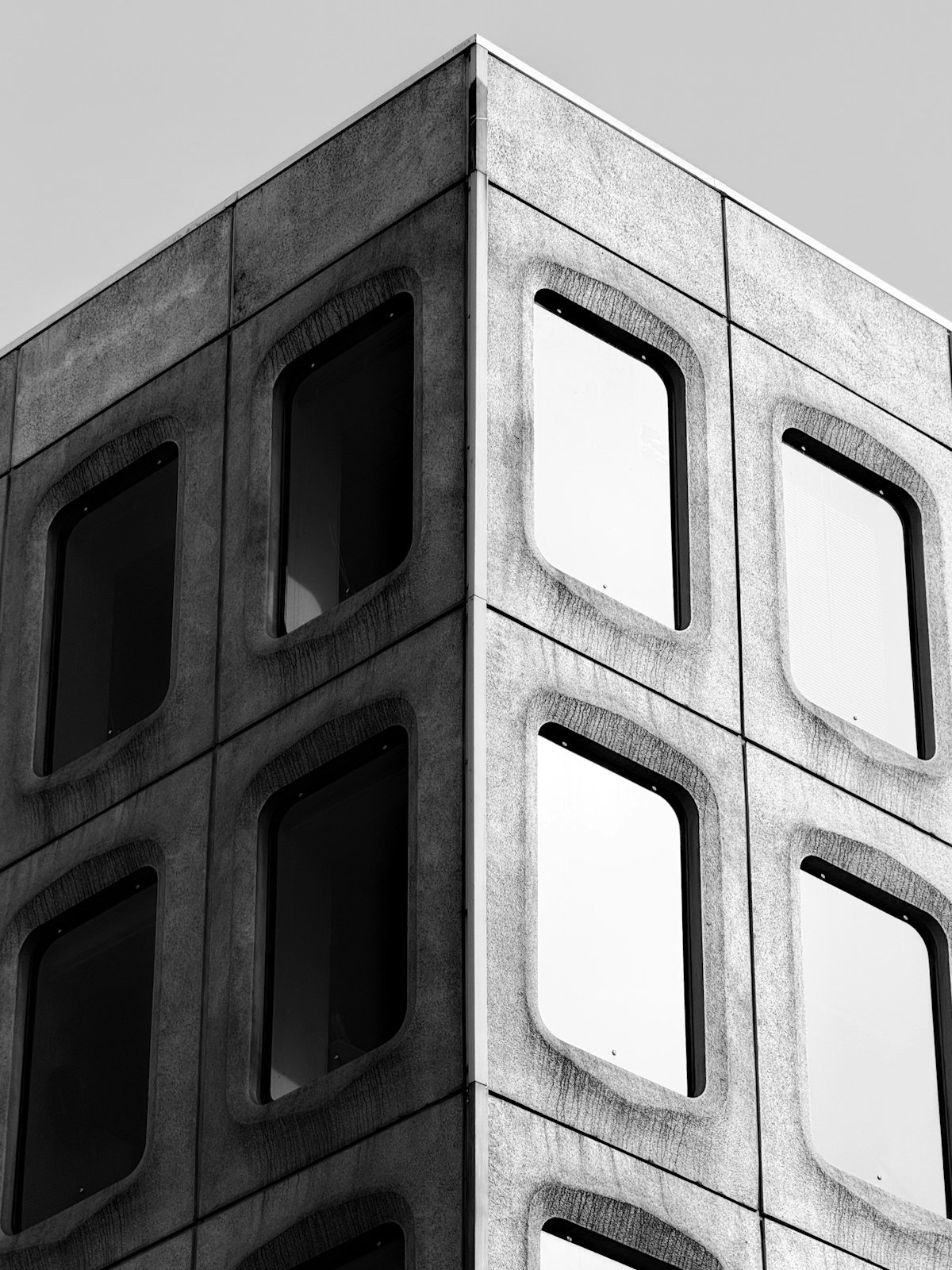 Detalhe das linhas e aberturas de uma fachada de concreto